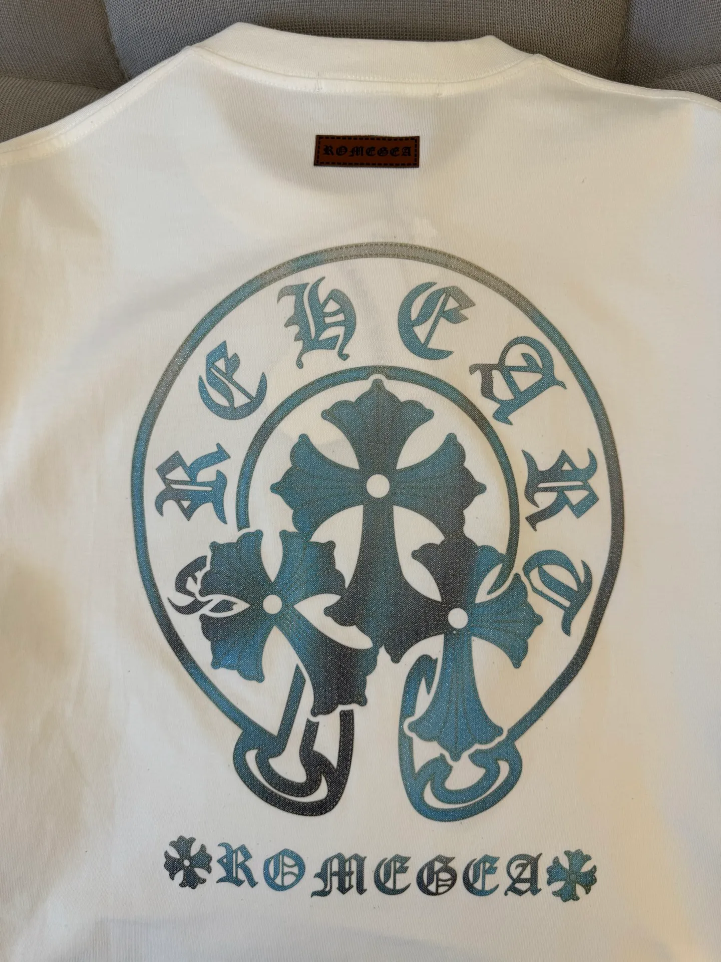 P180 Chrome Hearts unisex short-sleeved T-shirt, light luxury, customized cross logo stamp gradient process, 320g 100% double yarn pure cotton fabric, collar label, hangtag, main mark and three complete labels. Size: S M L XL